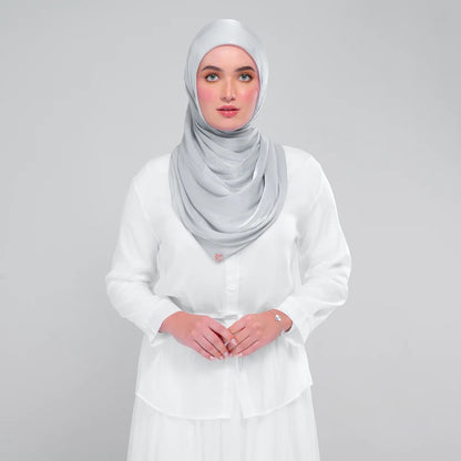 Raia Shawl | Ironless Shimmer in Light Grey