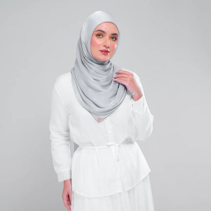 Raia Shawl | Ironless Shimmer in Light Grey