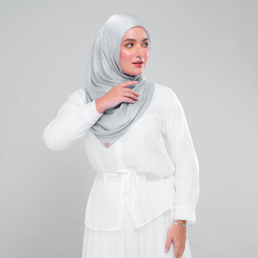 Raia Shawl | Ironless Shimmer in Light Grey